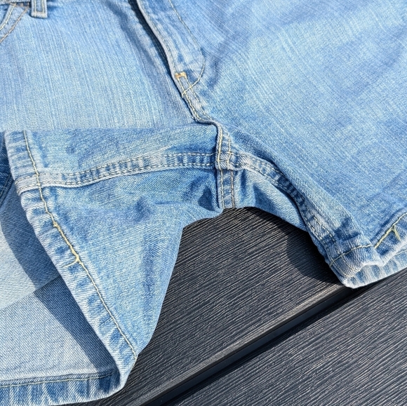 Classic Levi’s Strauss Low Rise Jean Shorts - Picture 3 of 10